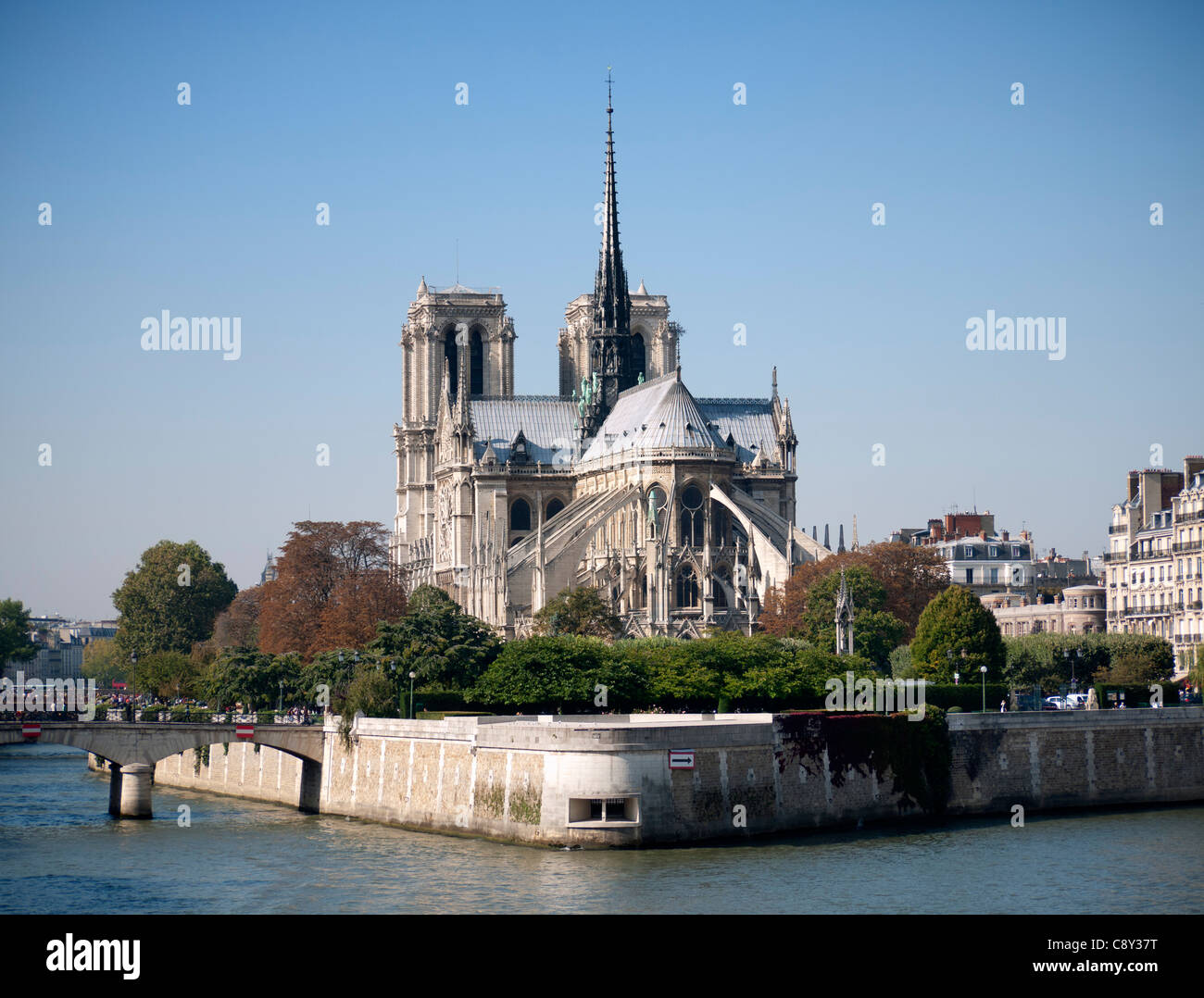 Ufer mit Kathedrale Notre-Dame in Paris Frankreich Stockfoto