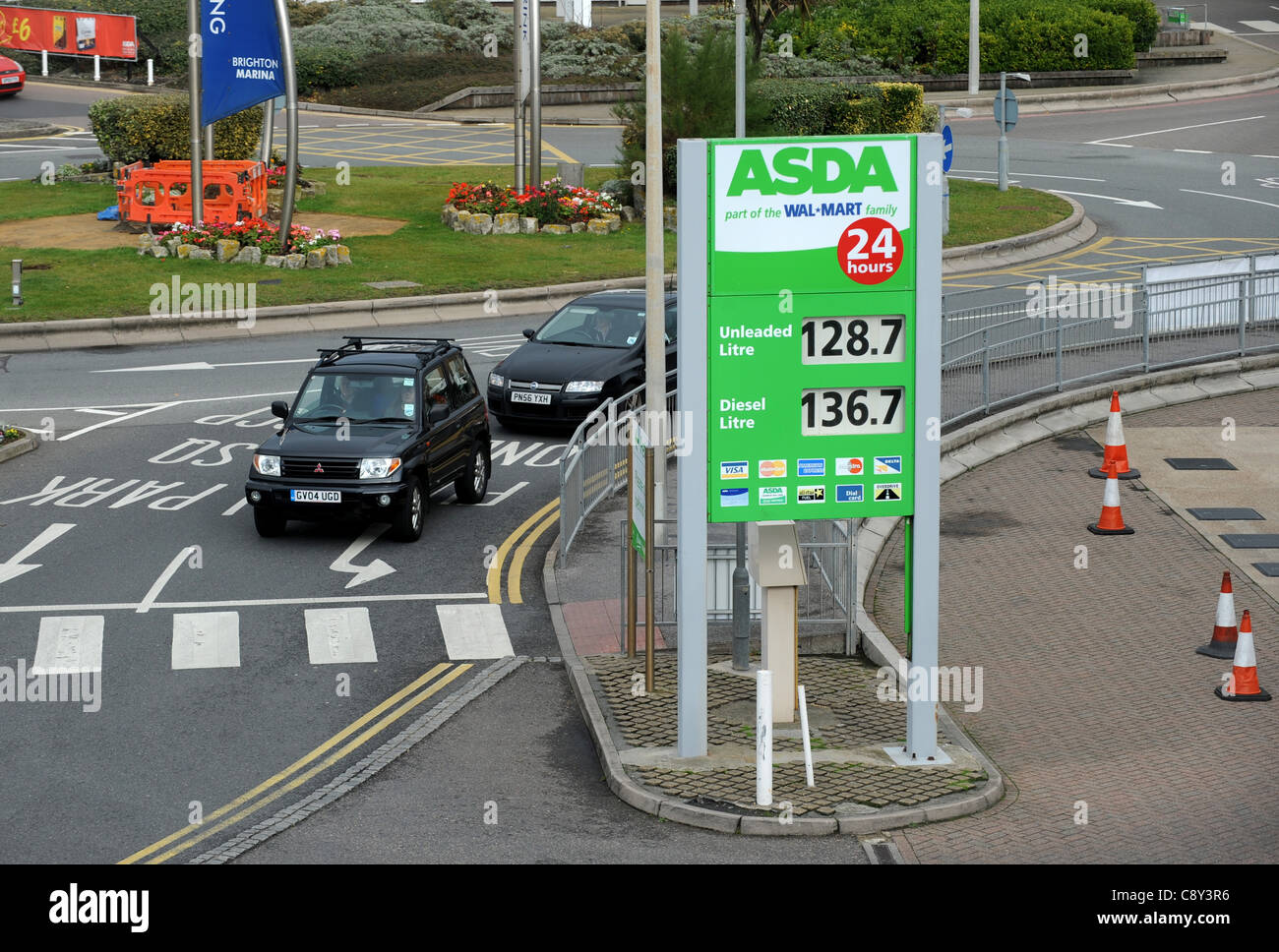 Brighton, UK. Preissenkungen bei ASDA Tankstellen am 4. November 2011 britische Tankstelle Preiskampf Stockfoto