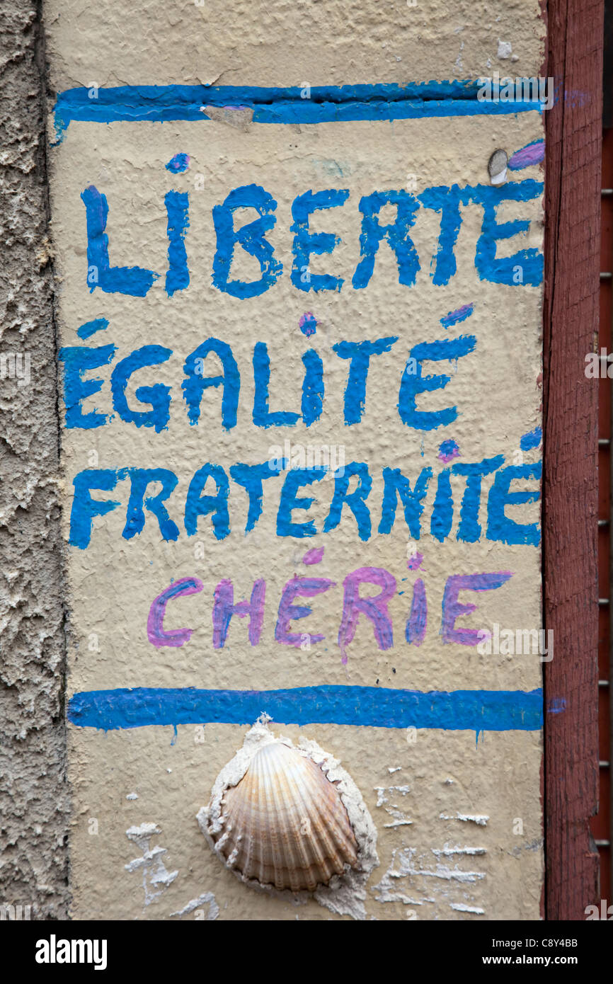 Frankreich, Languedoc-Roussillon, Aude, Rennes-Les-Bains, Grafitti des nationalen Mottos von Frankreich Stockfoto