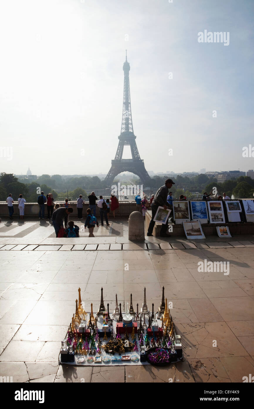 Frankreich, Paris, Eiffelturm und Souvenirs Stockfoto