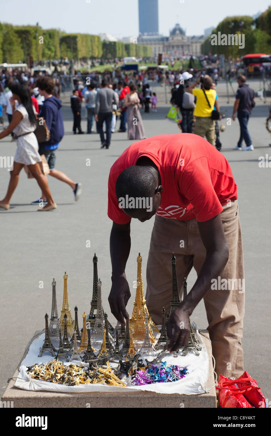 Frankreich, Paris, afrikanische Souvenir Anbieter unter dem Eiffelturm Stockfoto