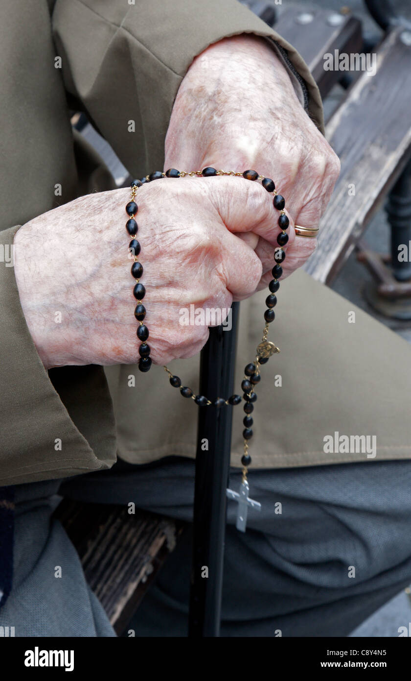 Hand der alten Mann durch das Gebet Stockfoto