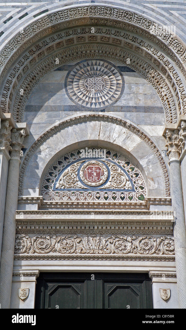 Pisa - Ausschnitt aus der Seite Portal der Kathedrale Santa Maria Assunta Stockfoto