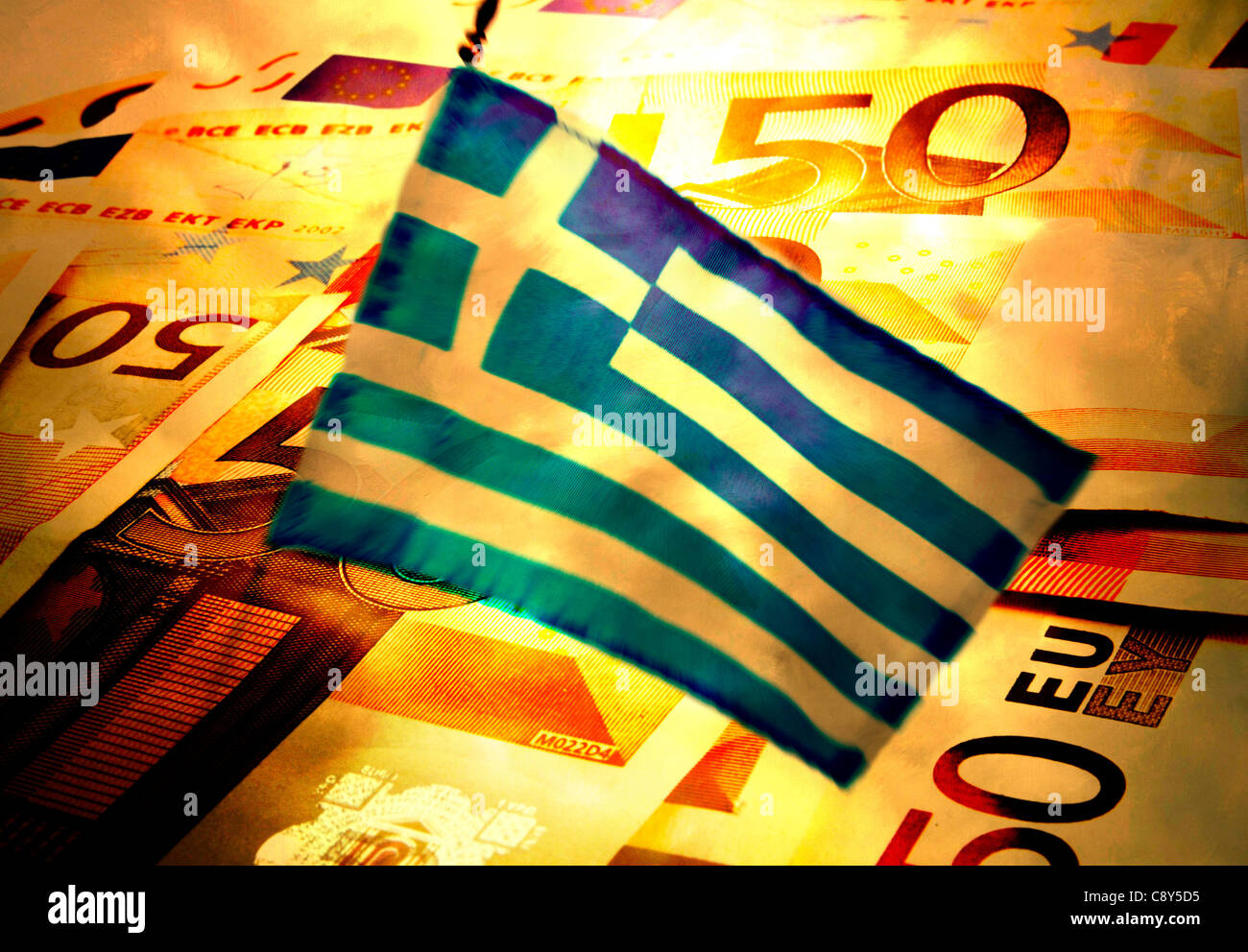 Griechenland: Euro-Banknoten und griechische Flagge, Abbildung Stockfoto