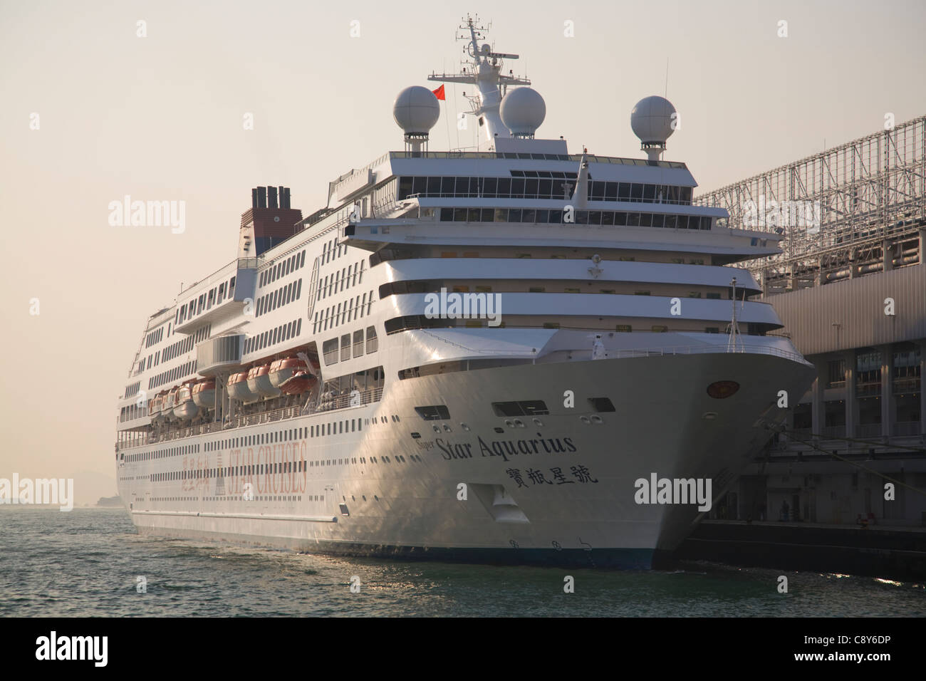 Das Kreuzfahrtschiff Star Aquarius liegt am Kreuzfahrtanleger kowloon, hong kong Harbour, China Stockfoto