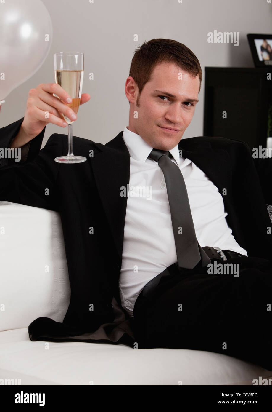 Elegante Jüngling Toasten mit Champagner Stockfoto