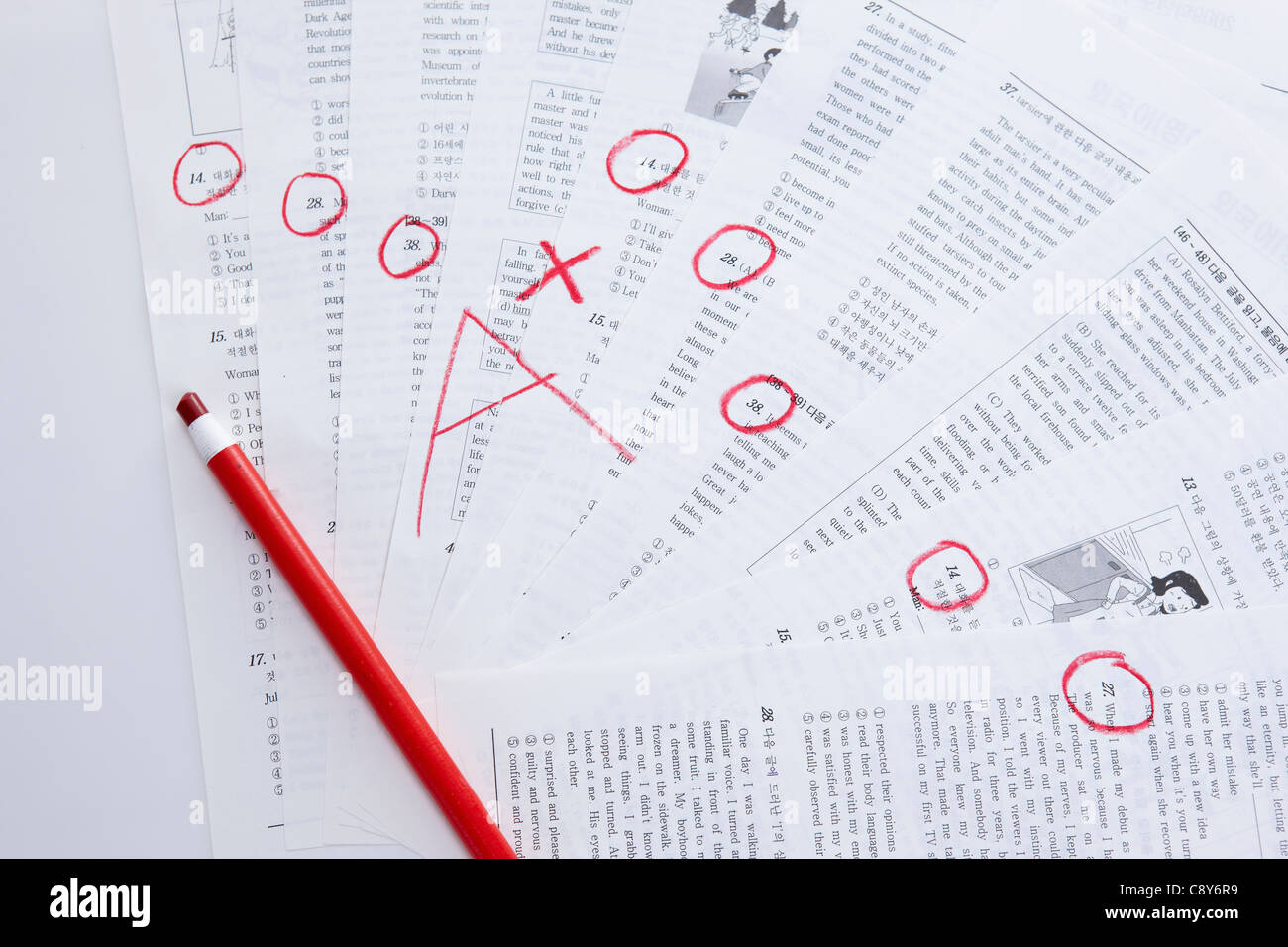 Markierten Testpapiere Bleistift rot Stockfoto