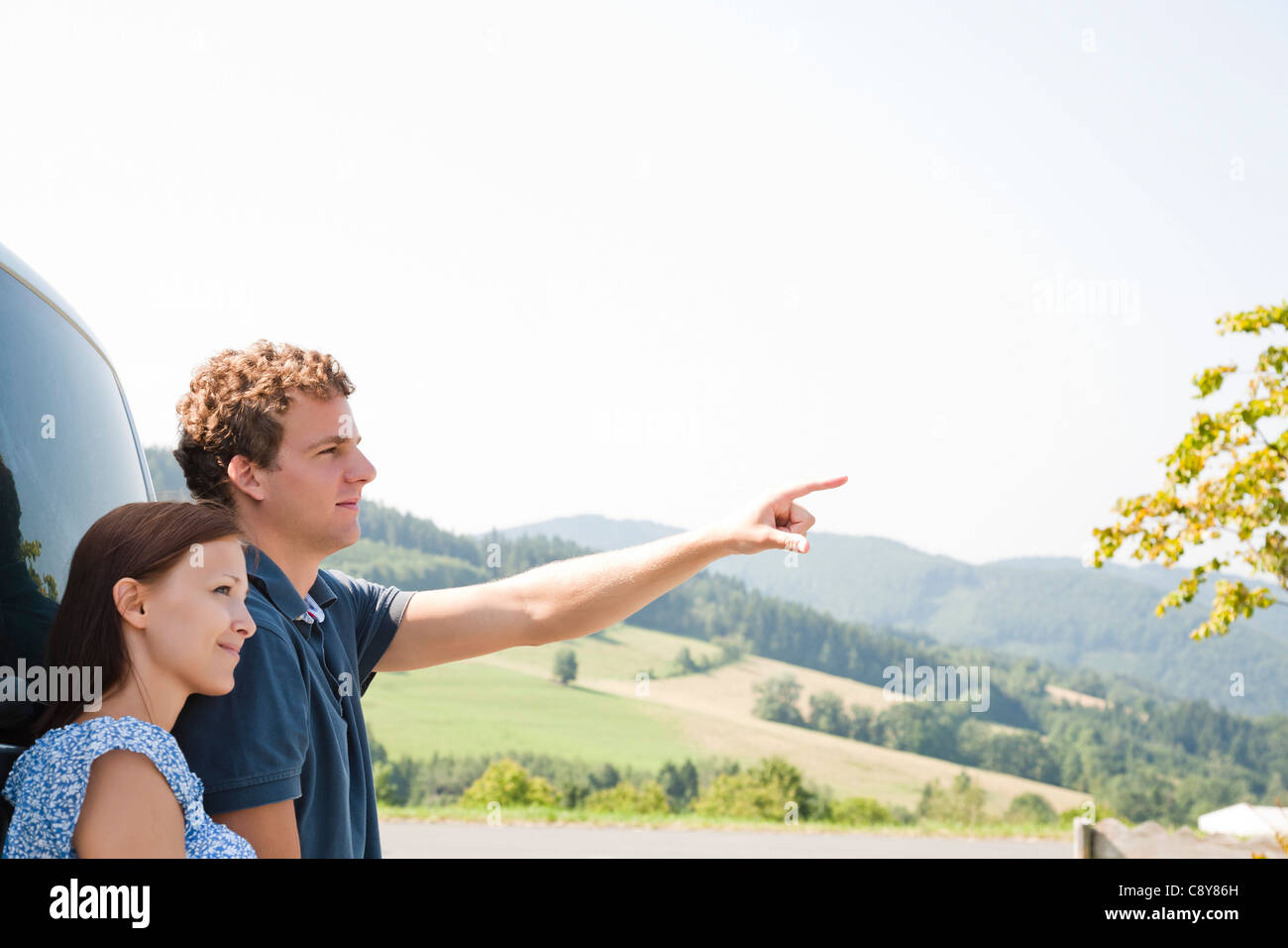 Porträt des jungen Paares auf einem Roadtrip Stockfoto