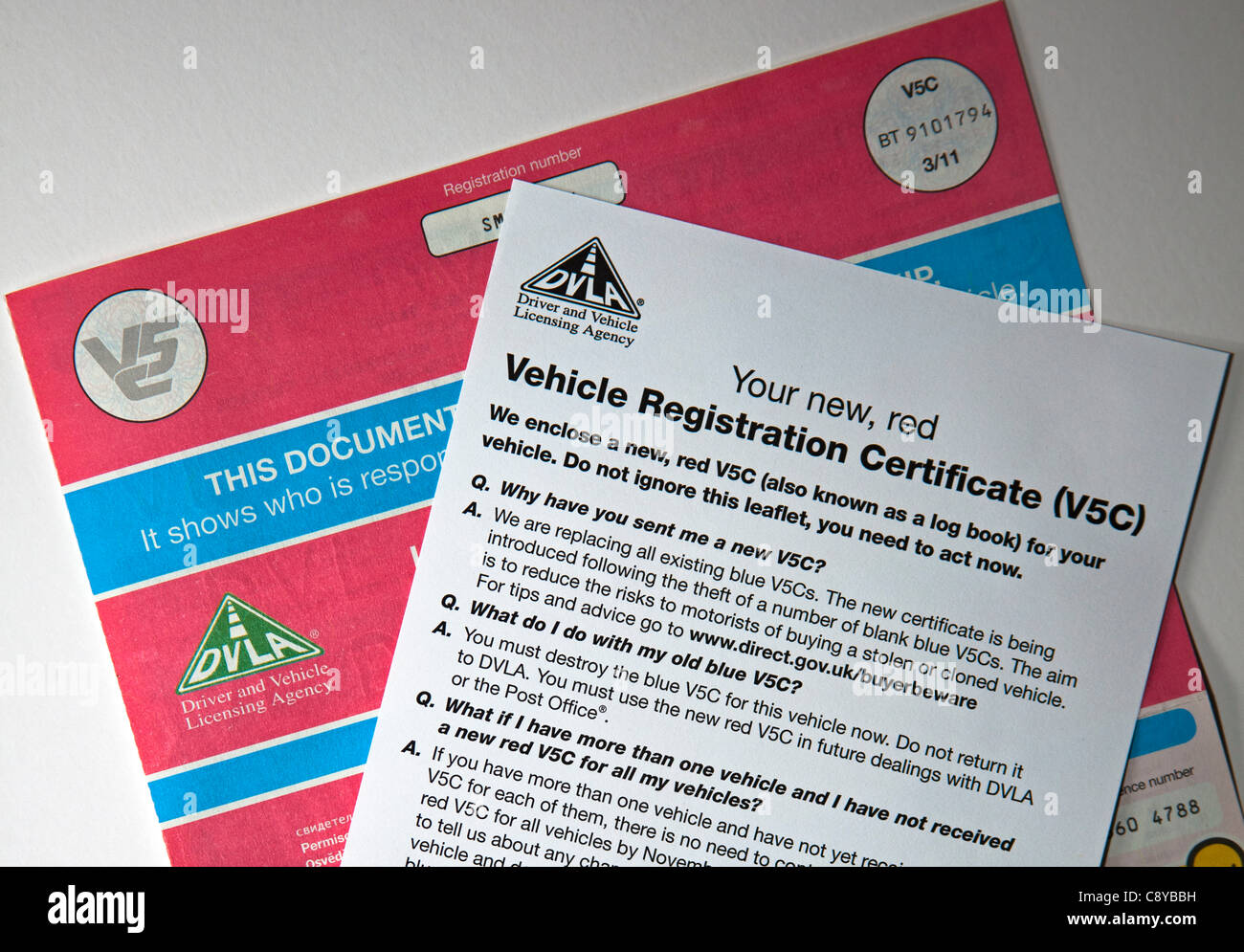 Neue rote V5C (Fahrzeug-Log-Buch) UK Fahrzeugschein. Ersetzt vorhandene blaue V5Cs Anschluss an Diebstahl einer Reihe von leeren blauen V5cs. Stockfoto