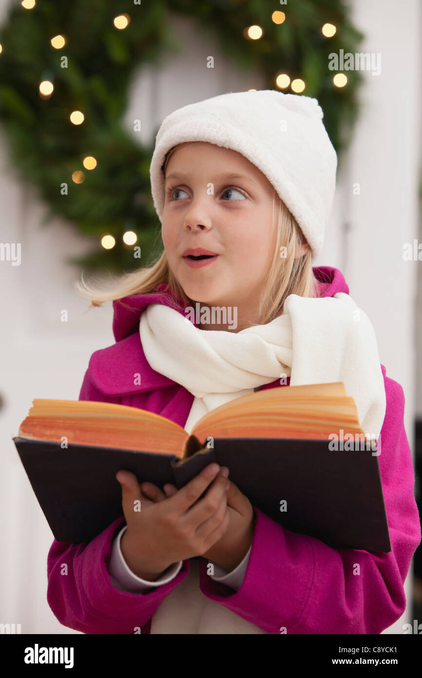 Porträt eines Mädchens, Metamora, Illinois, USA (6-7) singen Weihnachtslieder Stockfoto