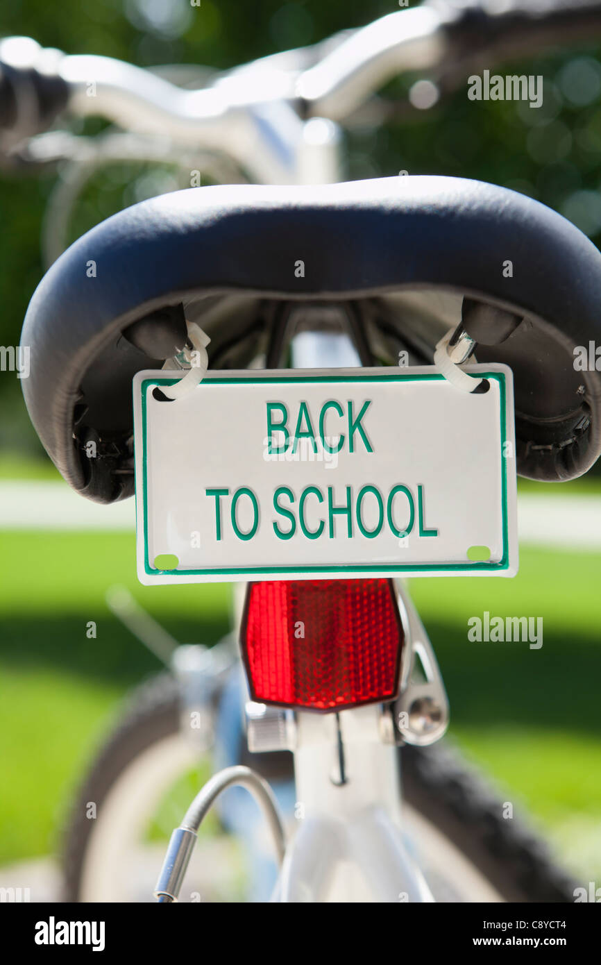 USA, Illinois, Metamora, Fahrrad mit 'Back to School'-Zeichen Stockfoto