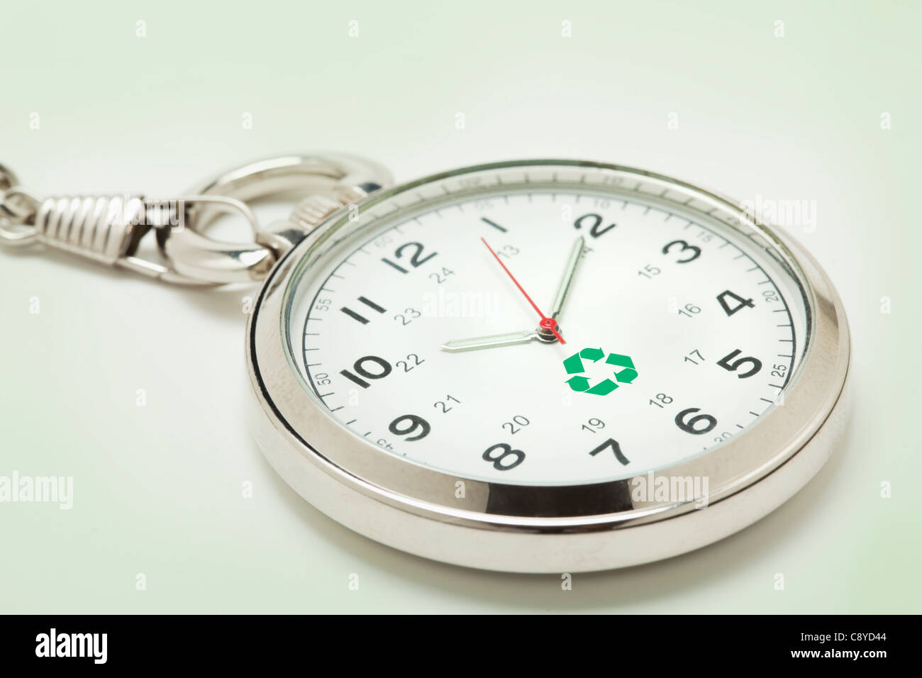 Recycling-Symbol auf Taschenuhr, Studio gedreht Stockfoto