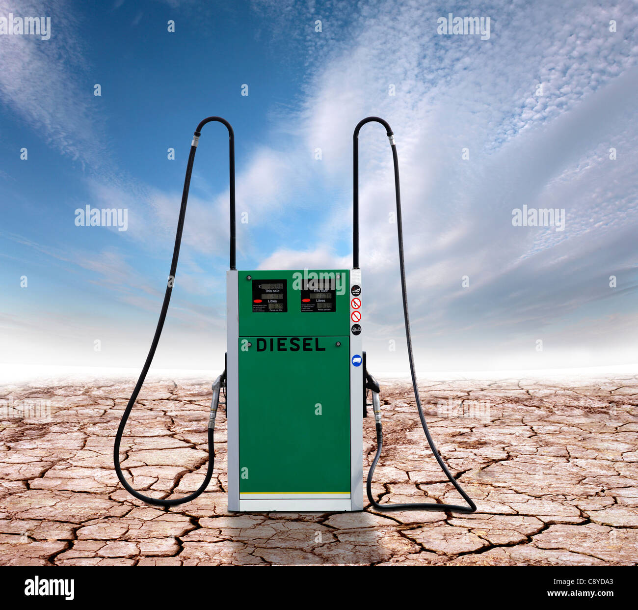 Dieselpumpe auf rissige Erde Hintergrund, die Klima ändern durch Einsatz von fossilen Brennstoffen. Stockfoto