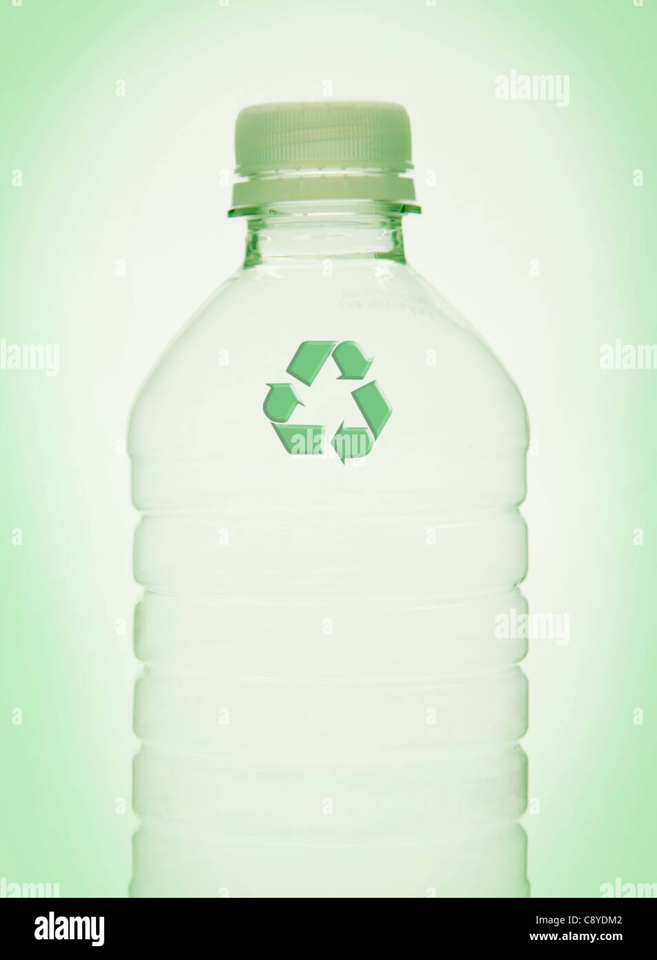 Recycling-Symbol auf Kunststoff-Flasche, Studio gedreht Stockfoto