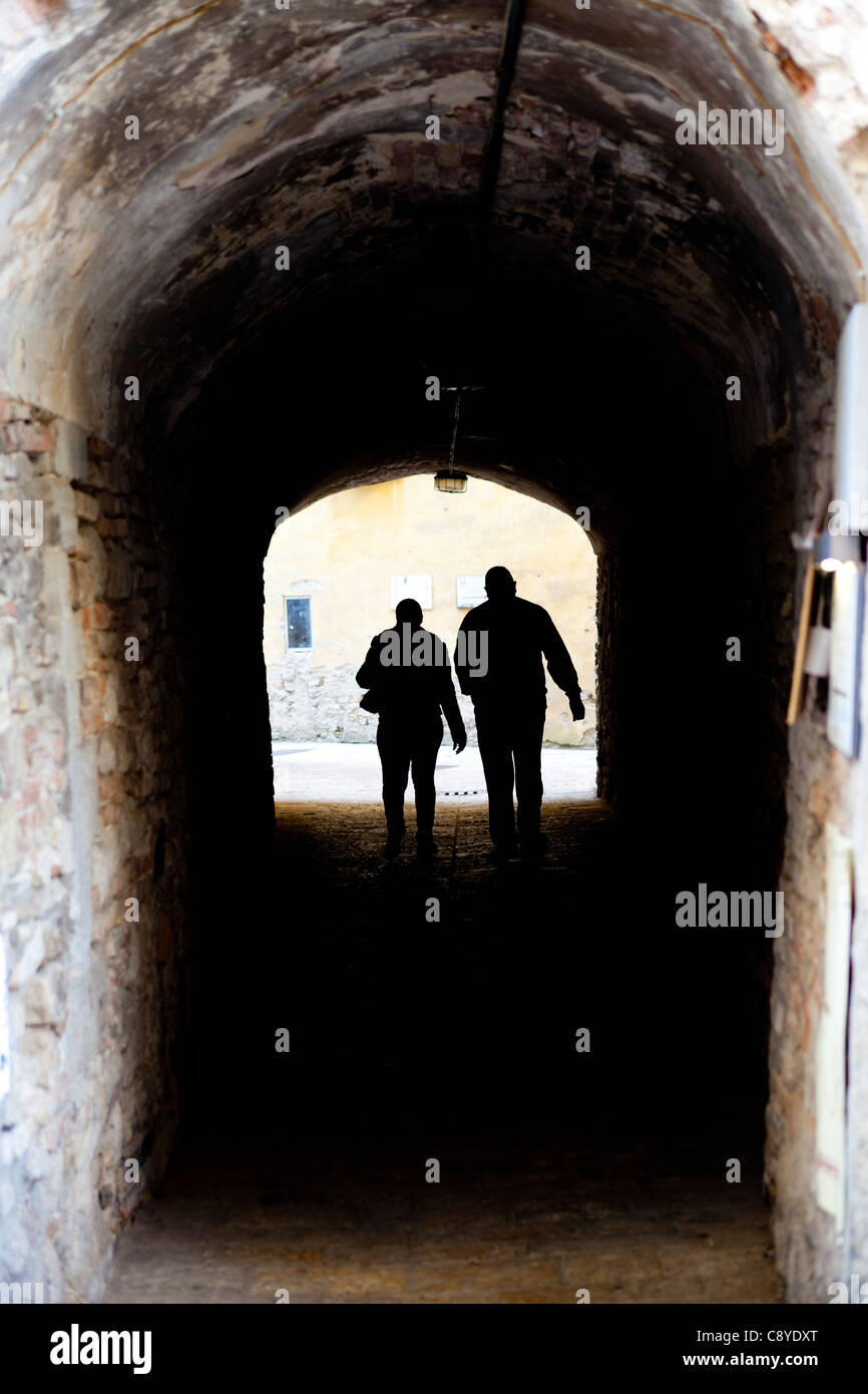 Silhuette von zwei Personen zu Fuß durch einen tunnel Stockfoto