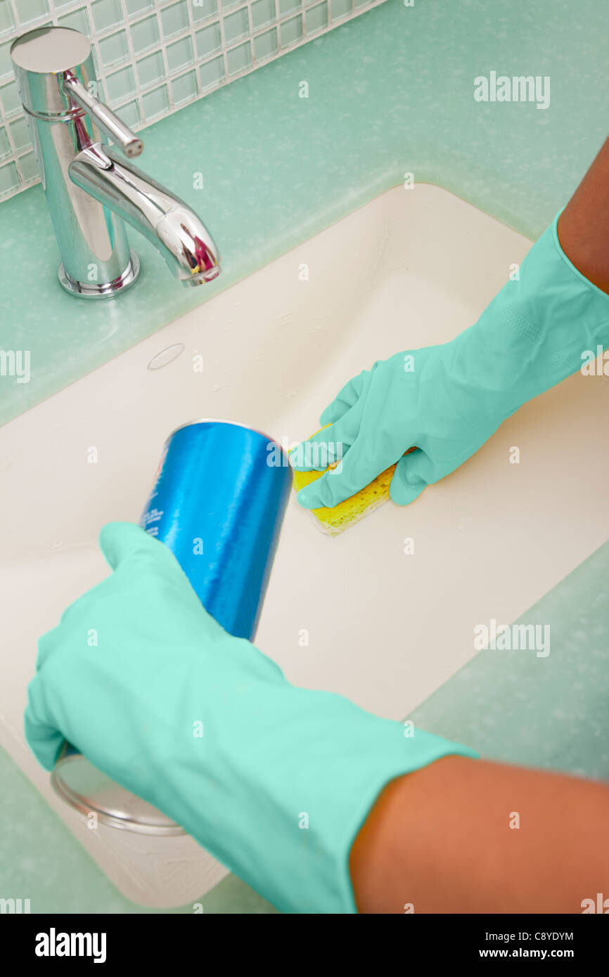 USA, Illinois, Metamora, close-up Frau in Latex Handschuhe Reinigung Badezimmer Waschbecken Stockfoto