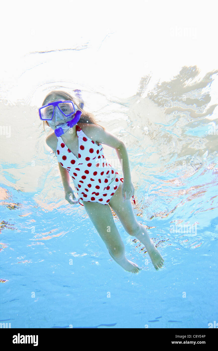 USA, Florida, St. Petersburg, Mädchen (10-11) Tauchen im Schwimmbad Stockfoto
