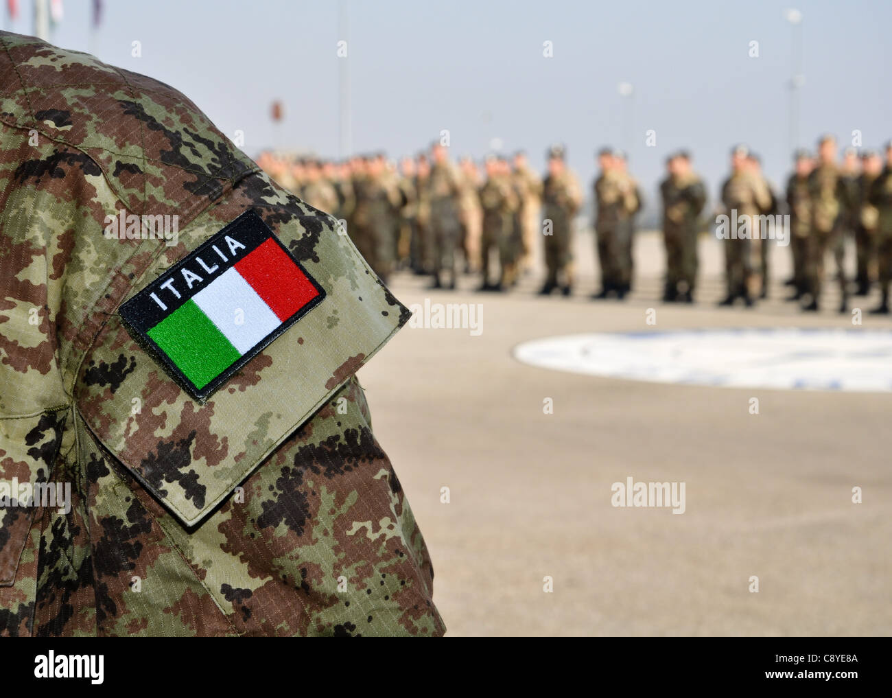 Nahaufnahme von einem italienischen Uniform mit digitalen Camouflage-Muster und die nationale Flagge bei einer Parade mit KFOR-Truppen im Kosovo Stockfoto