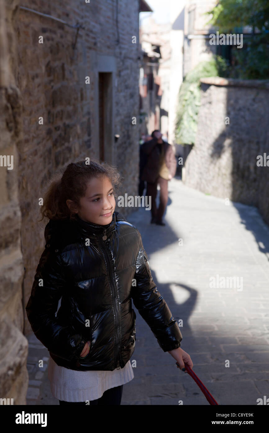 Junges Mädchen in die mittelalterlichen Gassen von Montone, Perugia, Umbrien, Italien Stockfoto