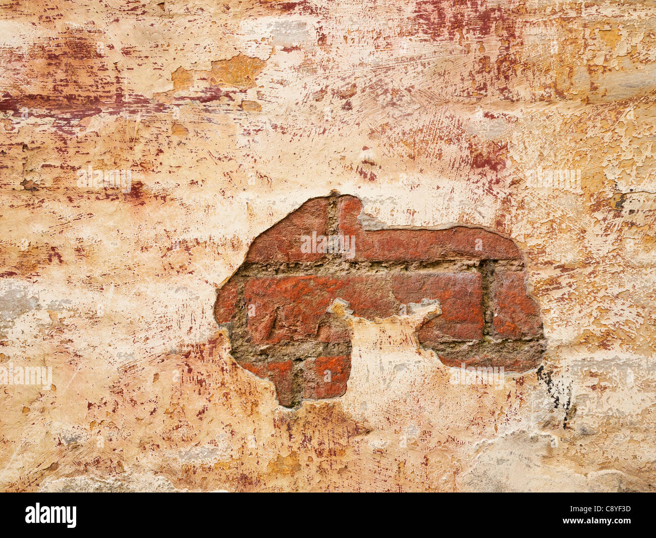 Distressed Lackierung auf Außenseite des Backstein-Gebäude Stockfoto