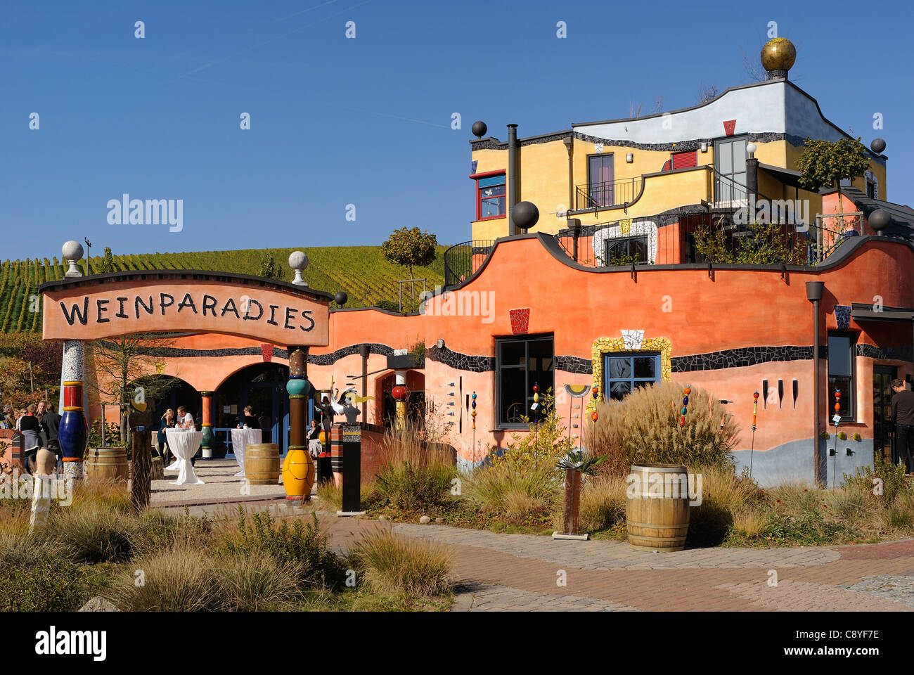 Hundertwasser Haus im Weinparadies Hirn Weinberg Estate, Untereisenheim, Landkreis Würzburg untere Franken, Stockfoto