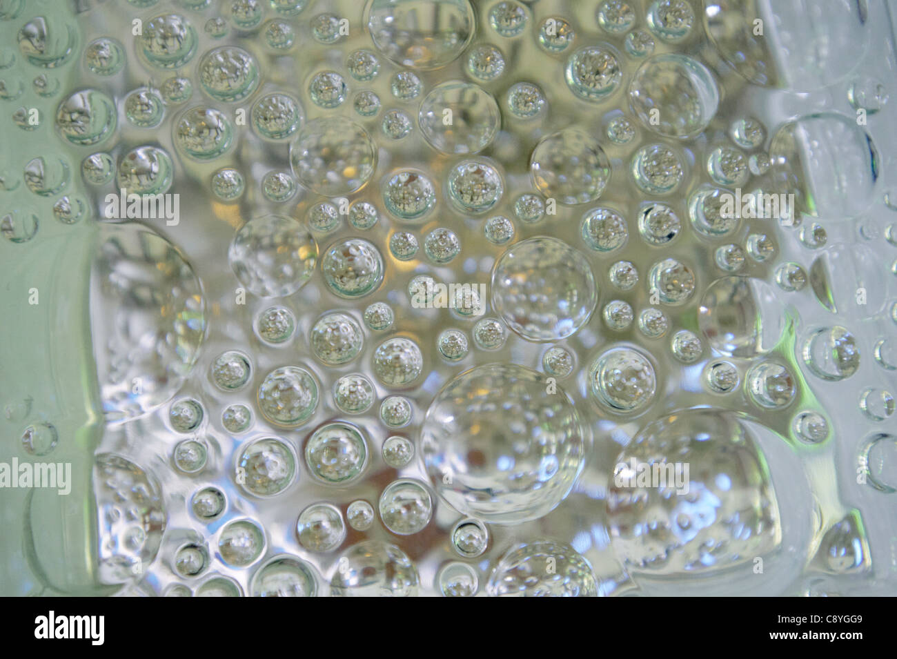 Luftblasen im Glas Stockfoto