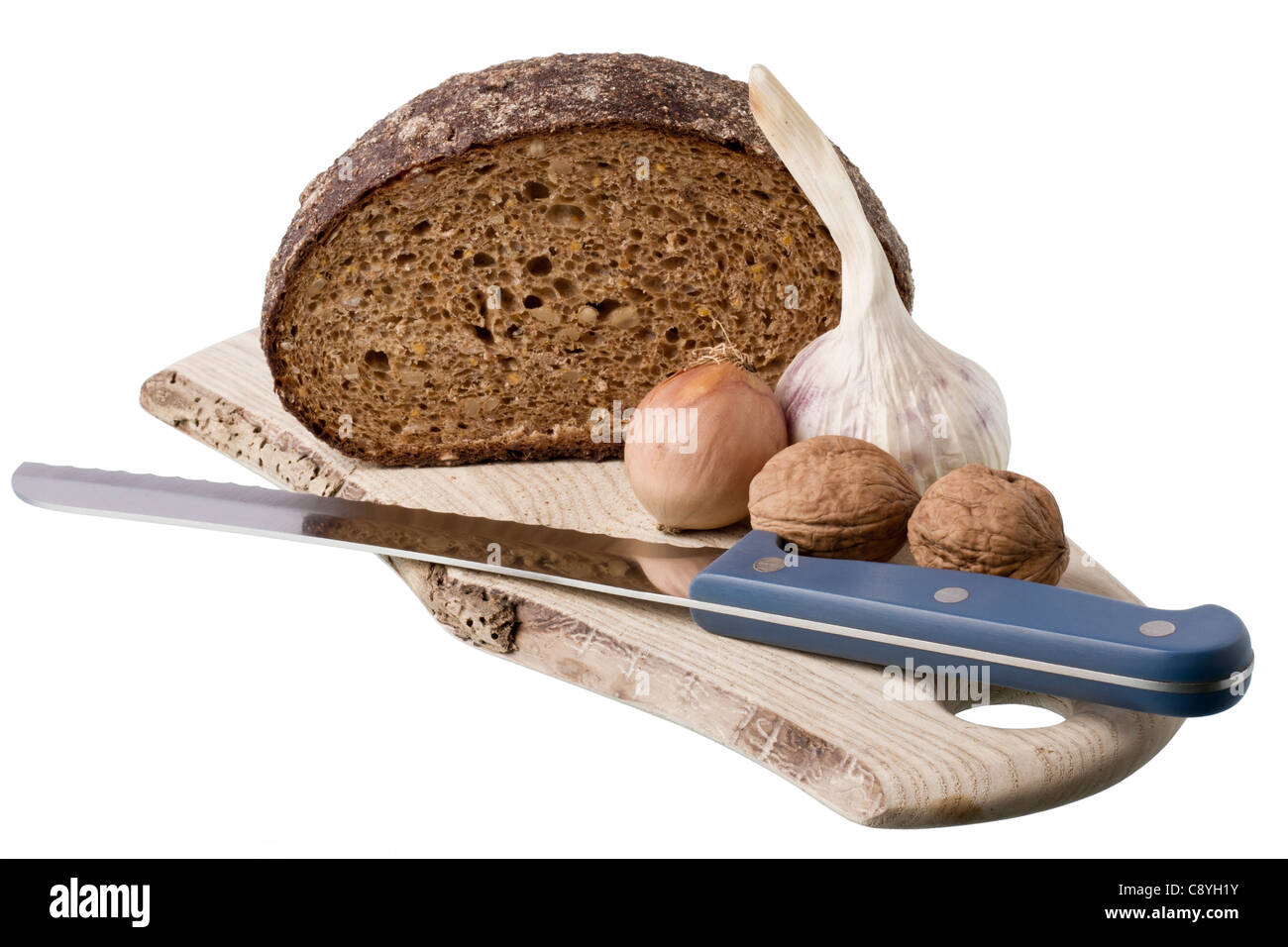 Schwarzbrot auf Regal mit Zwiebel, Knoblauch und Walnuss isoliert auf weißem Hintergrund Stockfoto