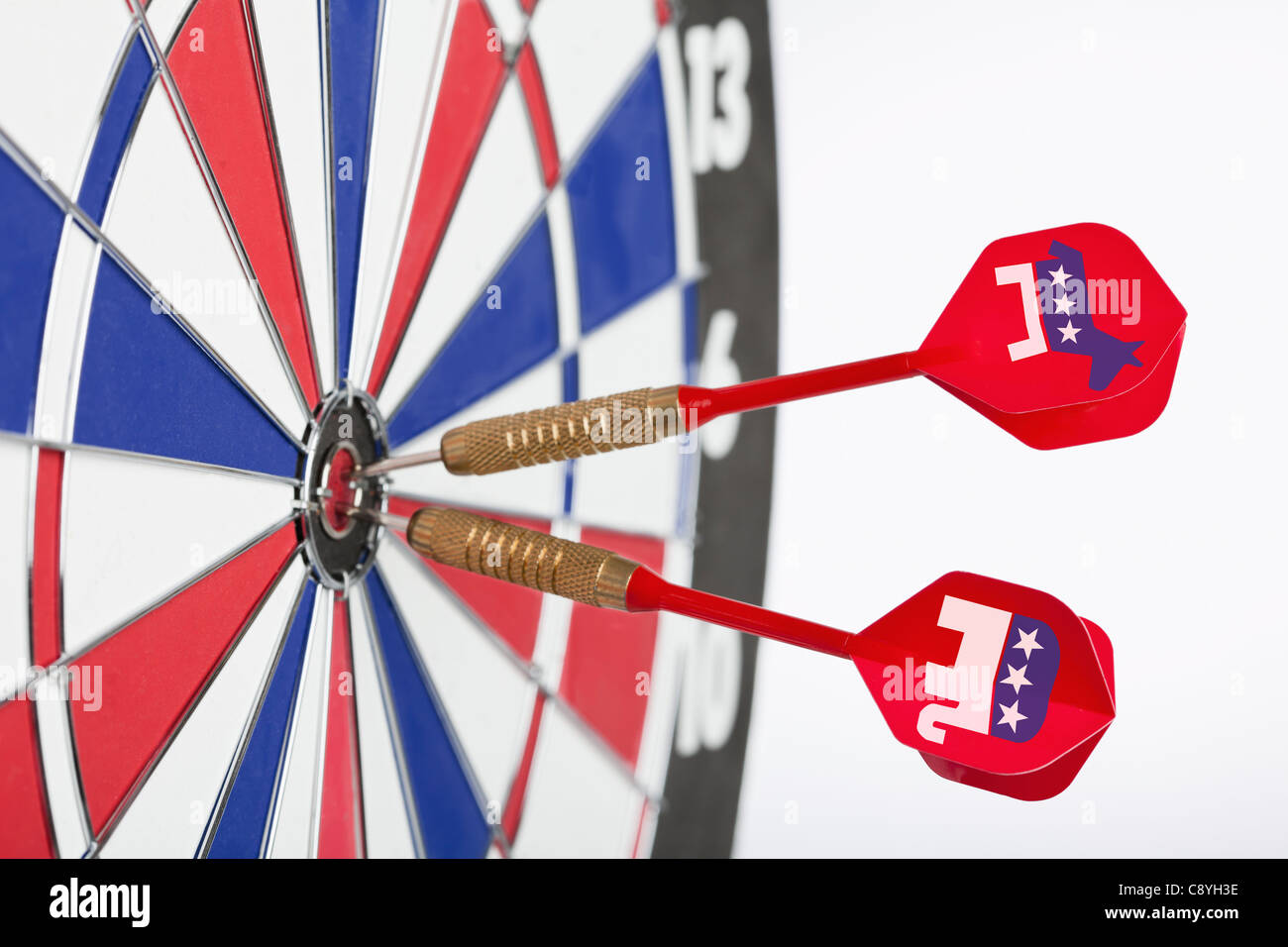 Studioaufnahme von Darts mit politischen Parteien Symbole in Scheibenmitte Dartscheibe Stockfoto