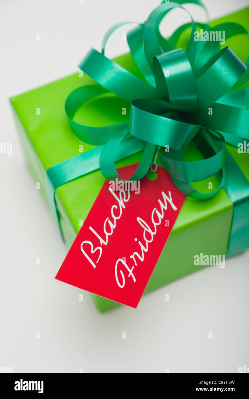 Studioaufnahme des Geschenks mit Black Friday-tag Stockfoto