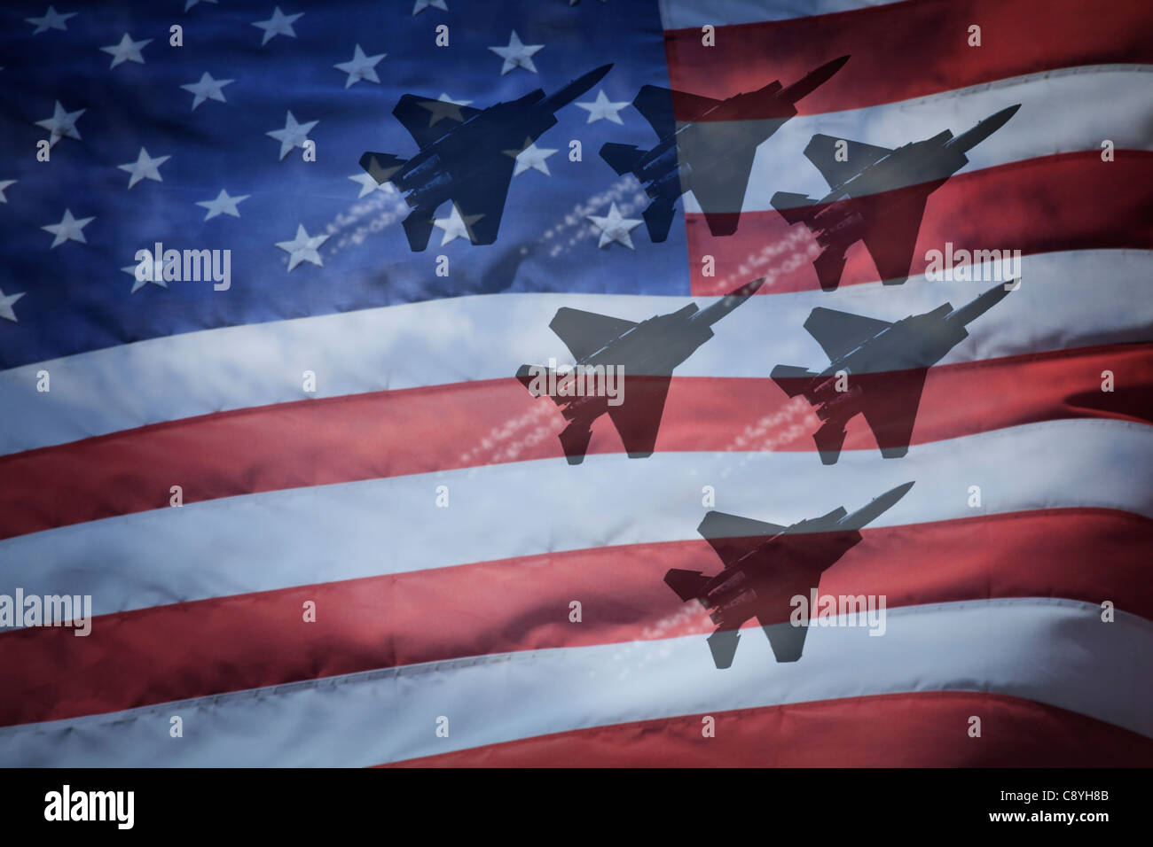 Nahaufnahme der amerikanischen Flagge mit Silhouetten von f-16 Flugzeugen Stockfoto