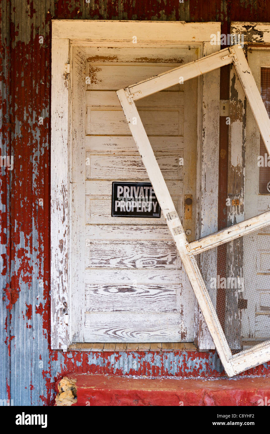 Private Property-Schild an der Tür von einer baufälligen Hütte auf Highway 280 außerhalb Plains, Georgia, USA Stockfoto