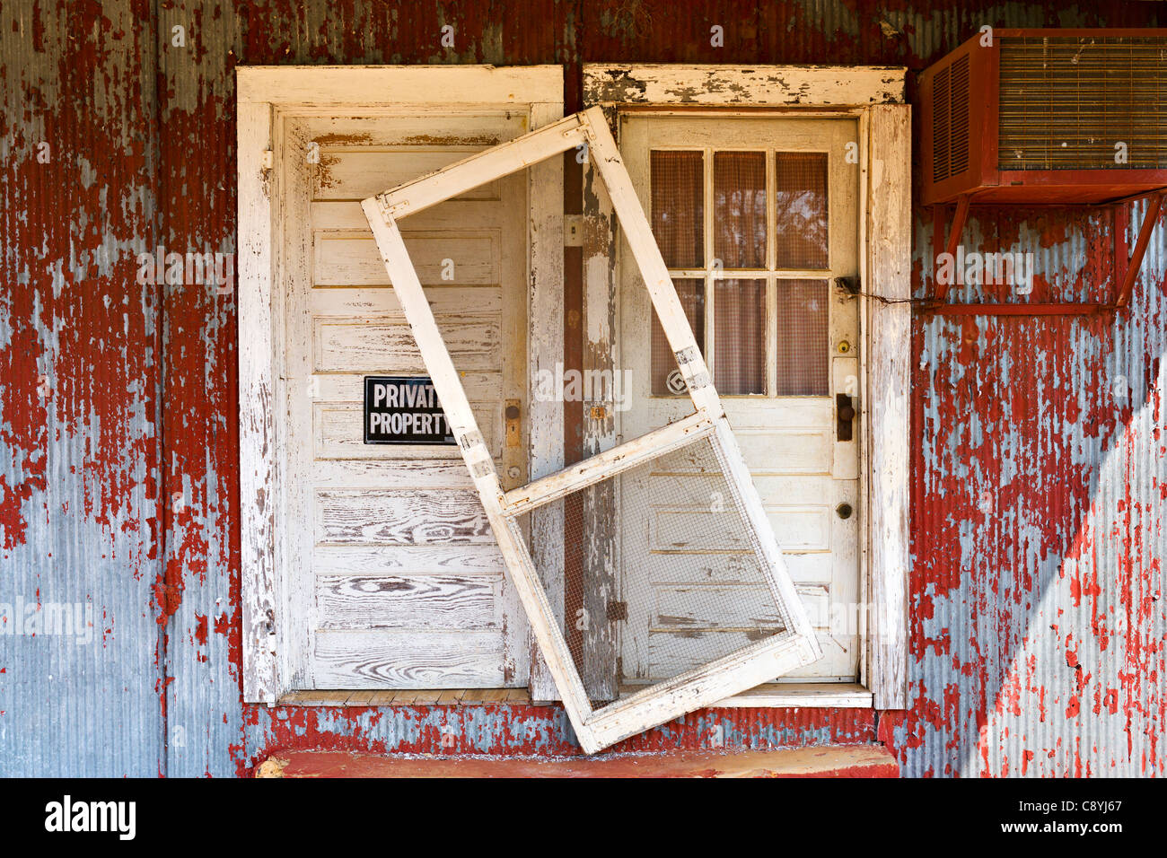 Private Property-Schild an der Tür von einer baufälligen Hütte auf Highway 280/27 außerhalb Plains, Georgia, USA Stockfoto