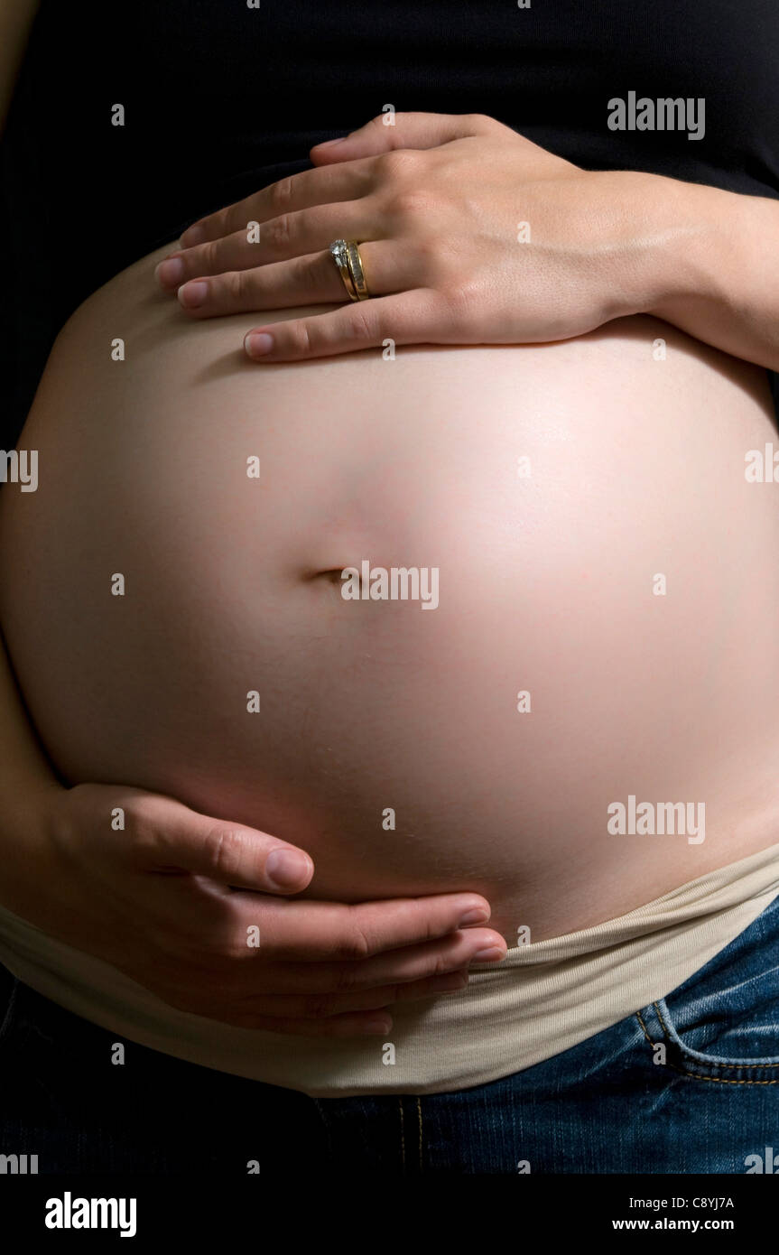 Eine Schwangere Frau Halten Den Bauch Ihren Ehering Ist Sichtbar