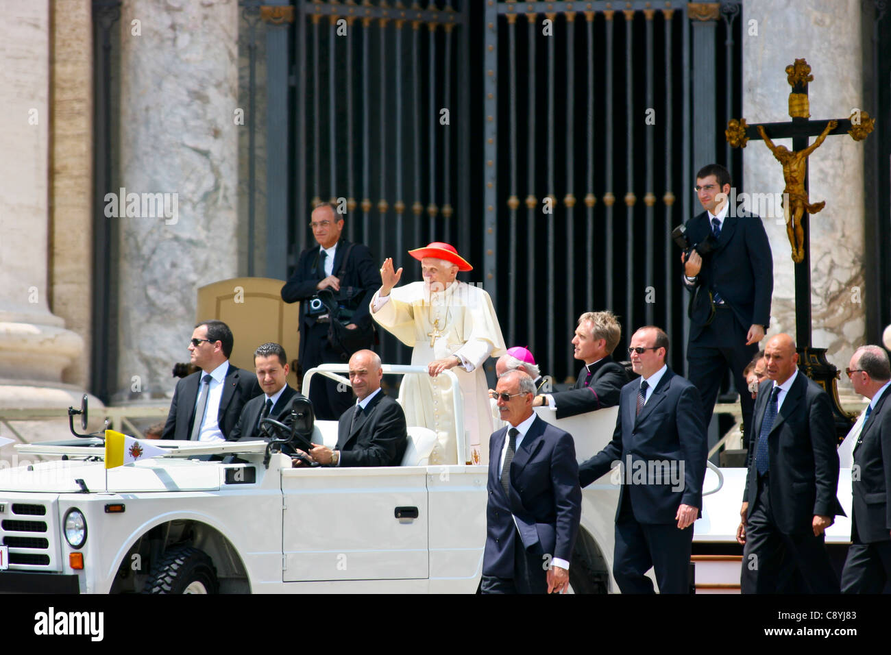 Papst Benedikt XVI. Winkt der Menge nach der Außenmesse auf der Piazza San Pietro, dem Vatikan, Rom, Italien Stockfoto