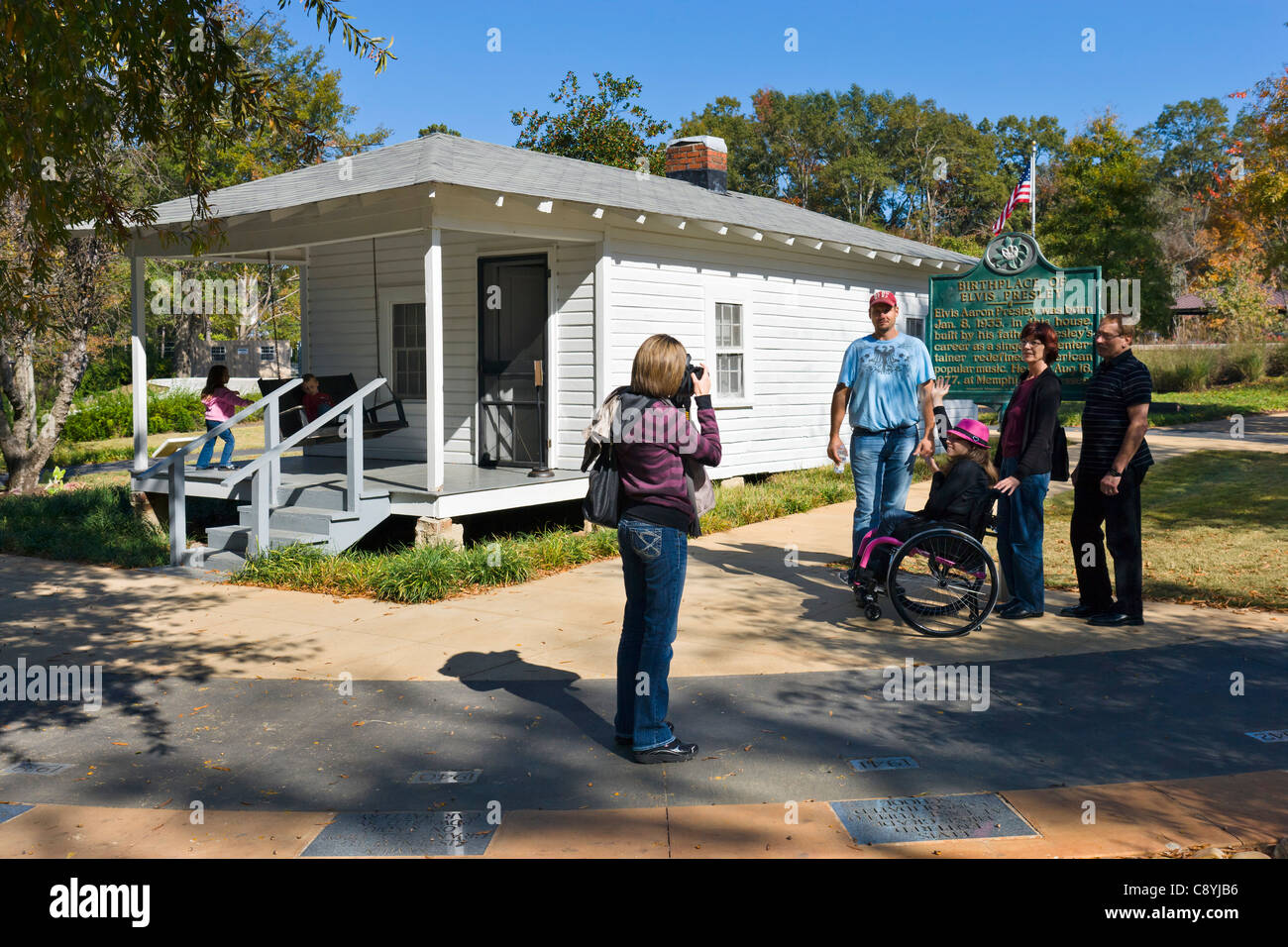 Touristen posieren für ein Foto vor Elvis Presleys Geburtsort Tupelo, Mississippi, Vereinigte Staaten Stockfoto