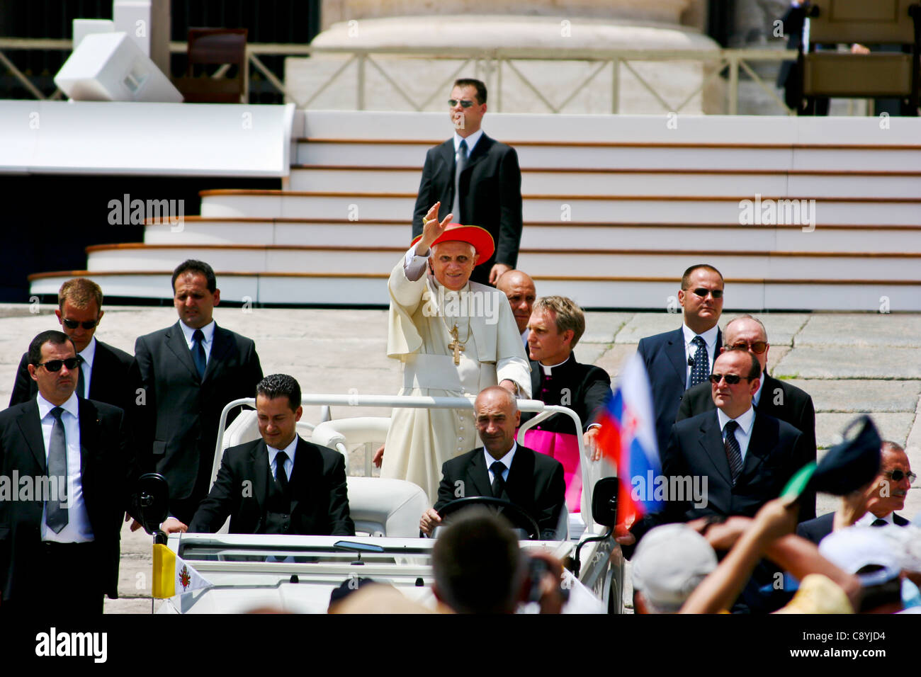 Papst Benedikt XVI. Winkt der Menge nach der Außenmesse auf der Piazza San Pietro, dem Vatikan, Rom, Italien Stockfoto