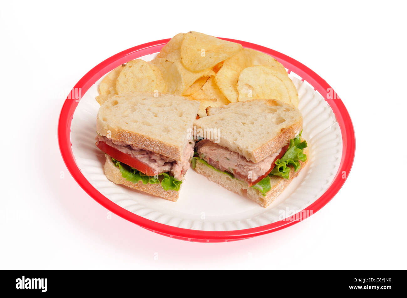 Thunfisch salat Sandwich mit Mayo auf weißem Brot mit Salat, Tomaten & Chips oder Kartoffelchips auf weißem Hintergrund, Ausschnitt. Stockfoto