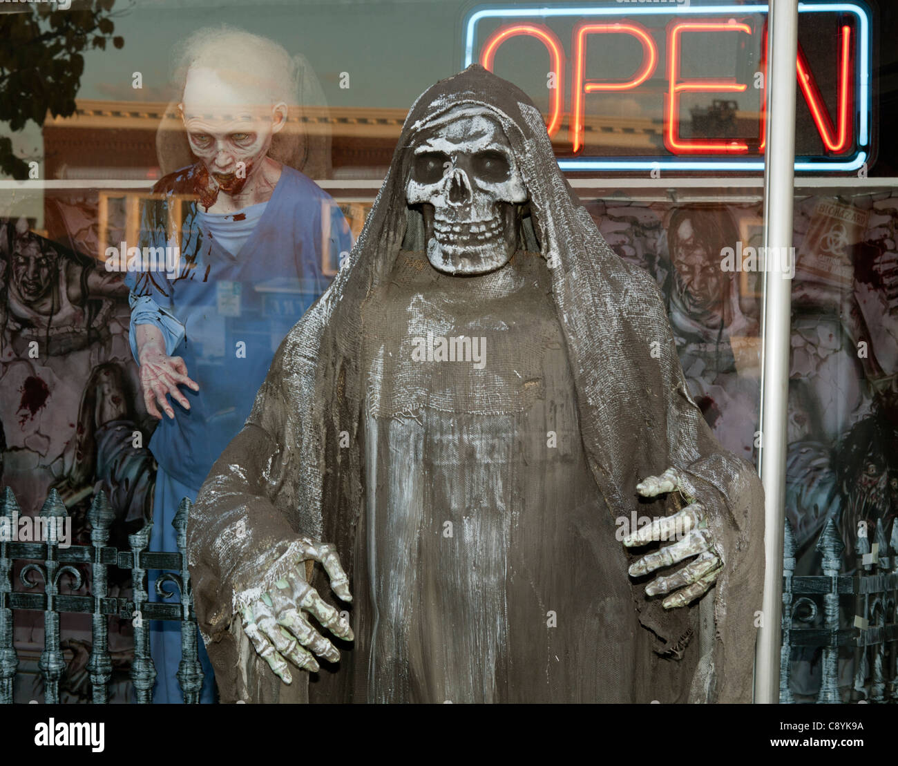 Ghoul vor einem Geschäft. Stockfoto