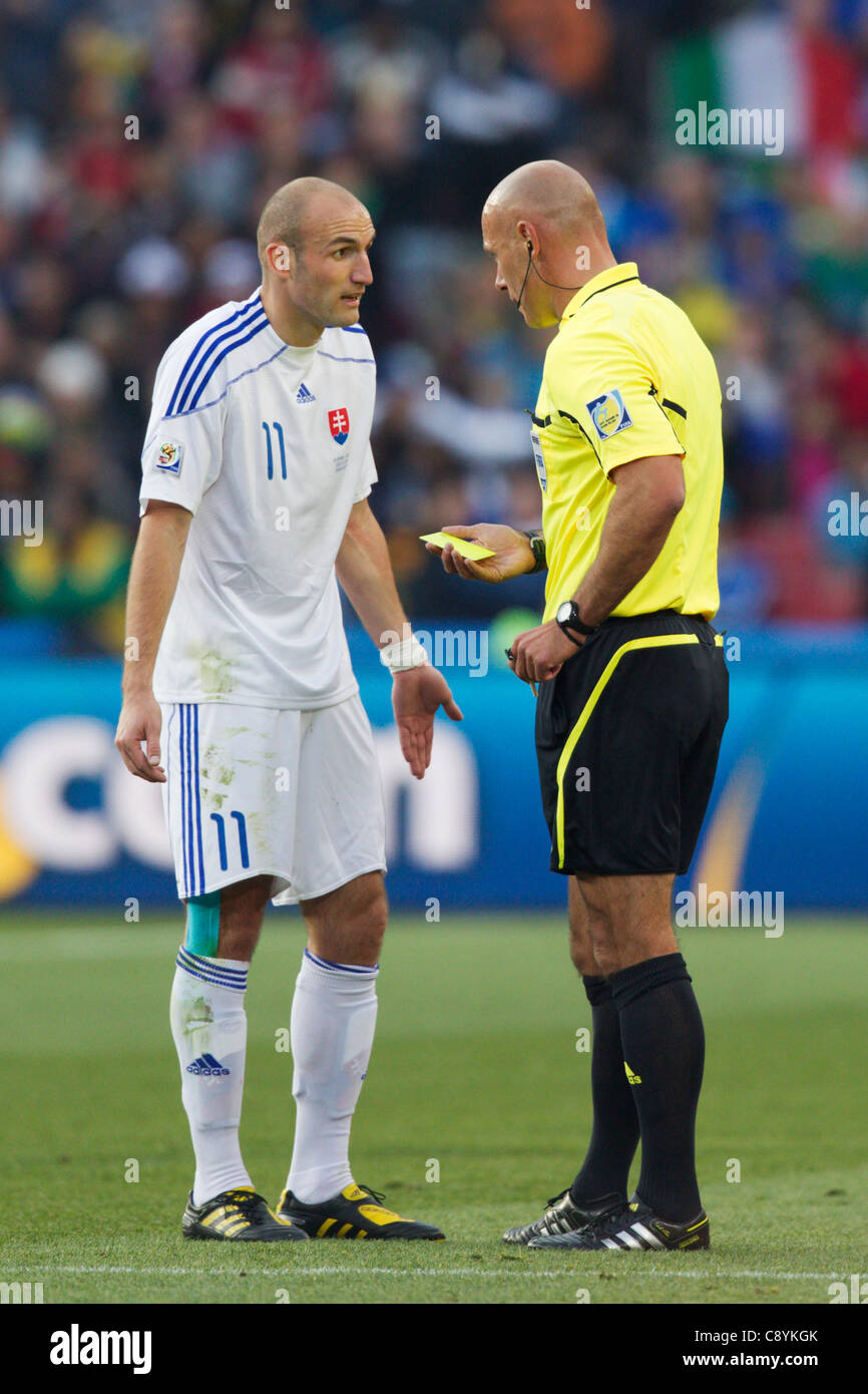 Robert Vittek der Slowakei wird von Schiedsrichter Howard Webb während einer 2010 FIFA World Cup Gruppe F Spiel zwischen Italien und der Slowakei gebucht Stockfoto