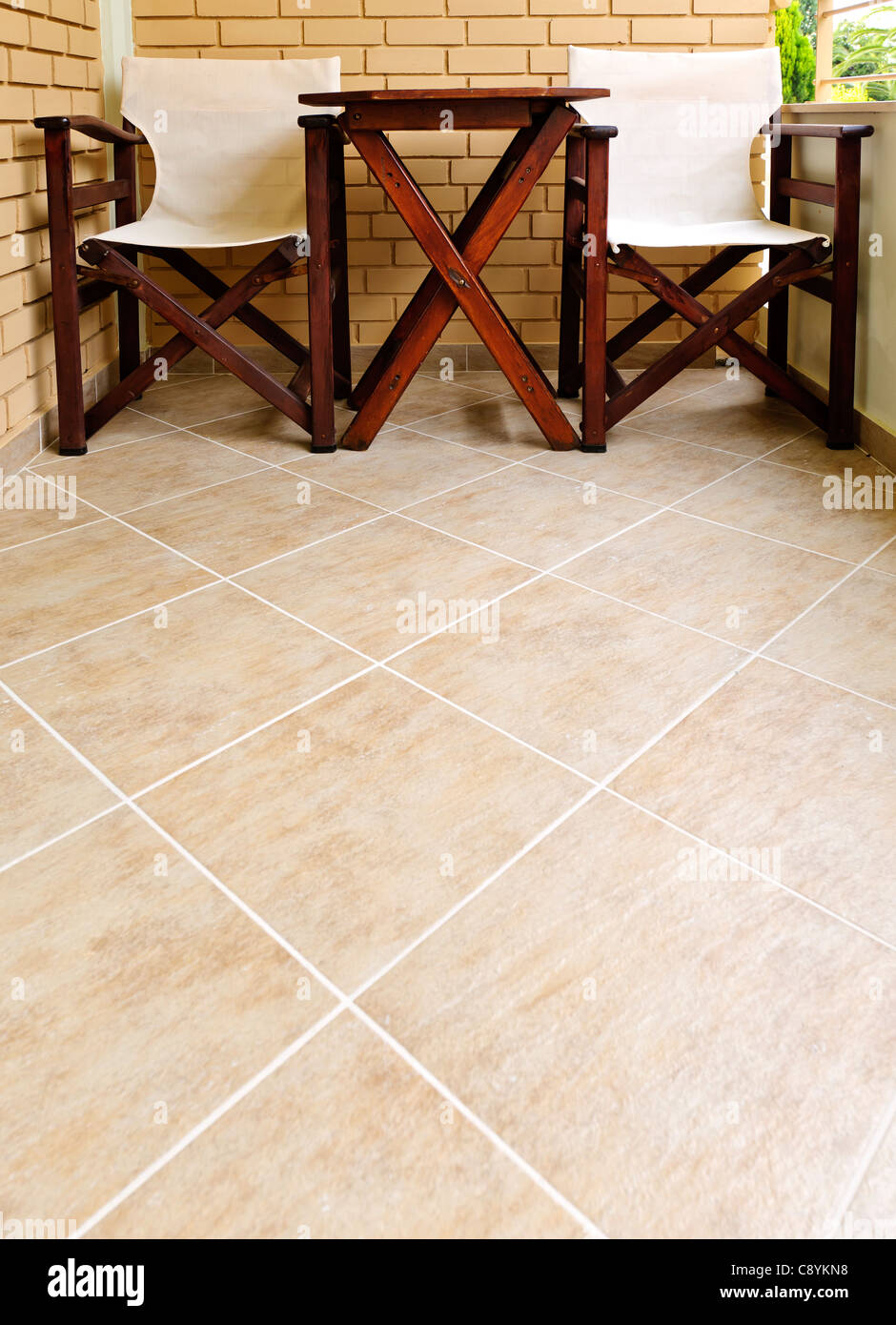 Holzstühle und Tisch auf Fliesenböden Balkon Stockfoto