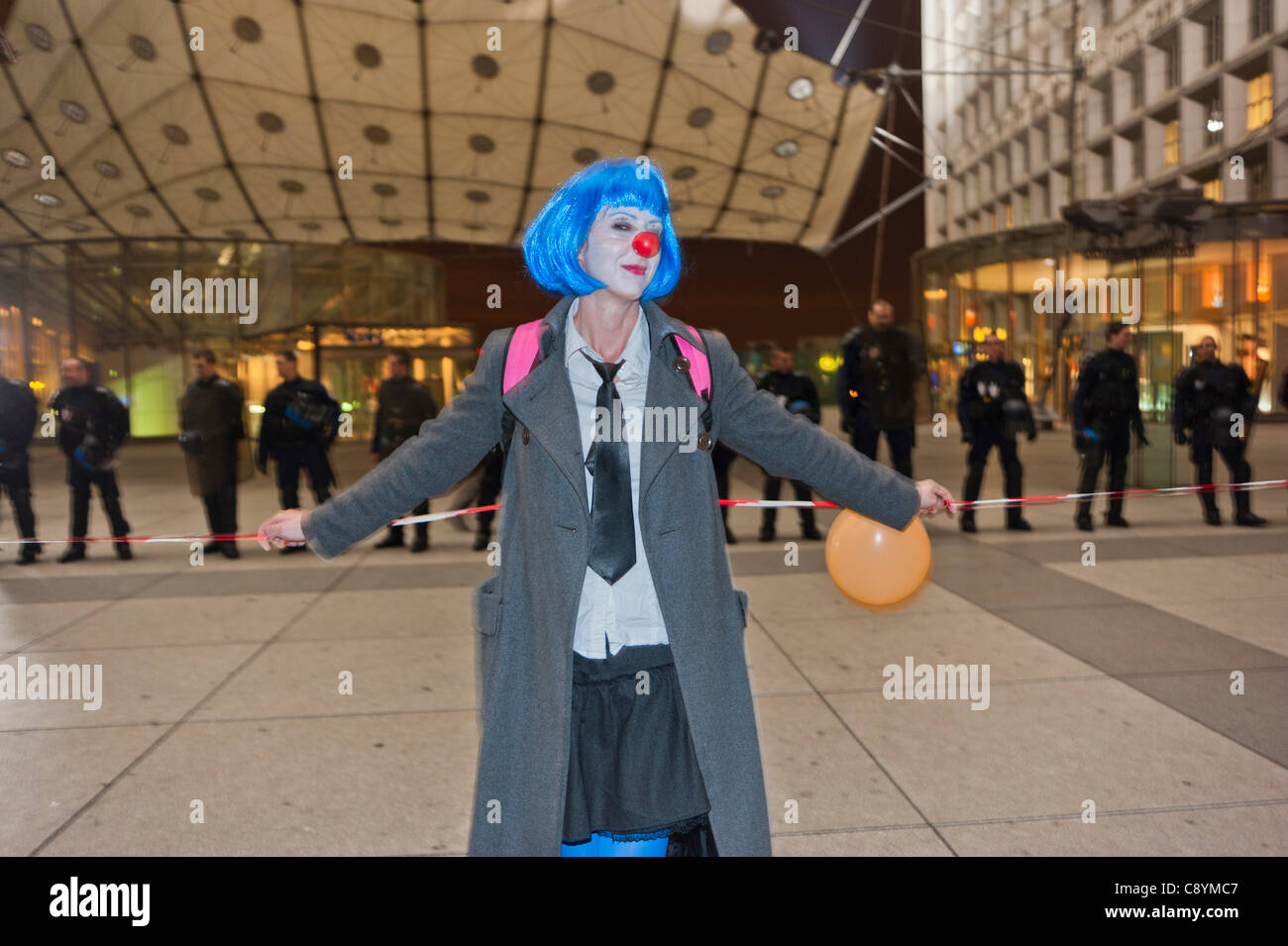 Paris, Frankreich,' Occupy La Défense' Indignants Demonstration,Against Corporate Gier and Government Corruption, Encampment, bevor sie von der französischen Riot Police, C.R.S., vertrieben wurde , Protest der weiblichen Clown-Aktivistin vor der Polizeilinie, Aufstand in Paris, protestierende Jugendliche Stockfoto