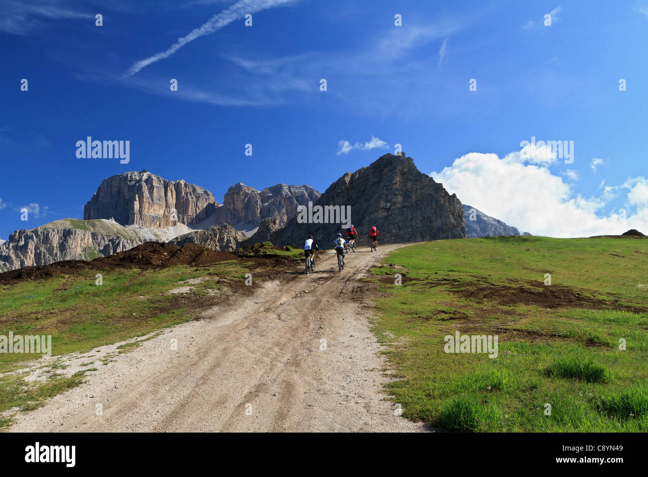 Biker auf hohe Bergstraße, italienischen Dolomiten Stockfoto