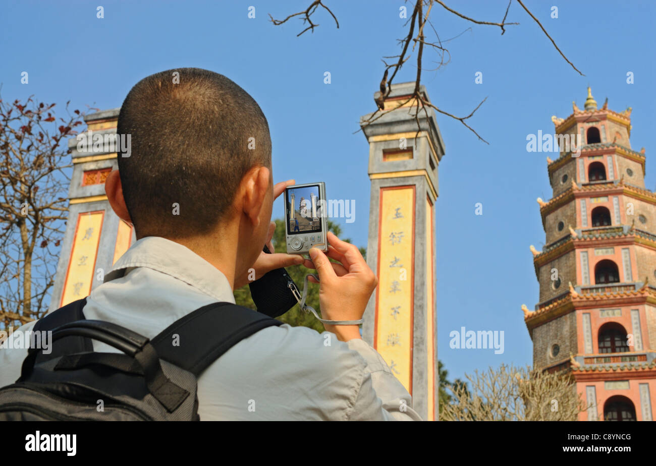 Asien, Vietnam, Hue. Touristen fotografieren Thap Phuoc Duyen (Quelle des Glücks Turm) Thien Mu (himmlische Dame Pagode)... Stockfoto