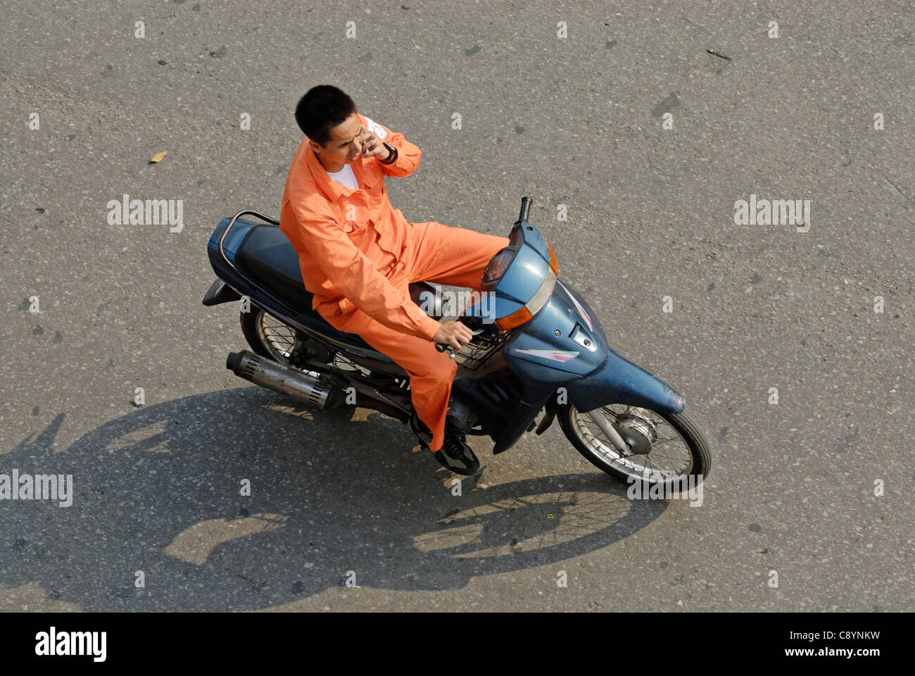 Asien, Vietnam, Hanoi. Hanoi Altstadt. Vietnamesische Mann mit seinem Mobiltelefon, reitet auf einem kleinen Motorrad durch Ha... Stockfoto