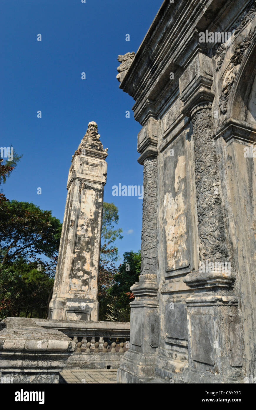 Asien, Vietnam, Hue. Stele an das Königsgrab von Dong Khanh. 1993 zum UNESCO-Weltkulturerbe ernannt, ist Hue geehrt f... Stockfoto