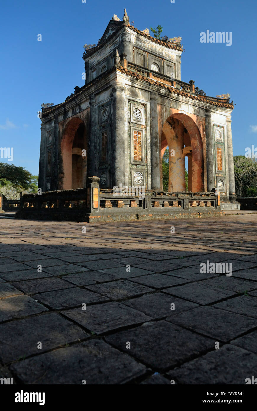 Asien, Vietnam, Hue. Pavillion auf dem Königsgrab Tu Duc. 1993 zum UNESCO-Weltkulturerbe ernannt, ist Hue geehrt f... Stockfoto