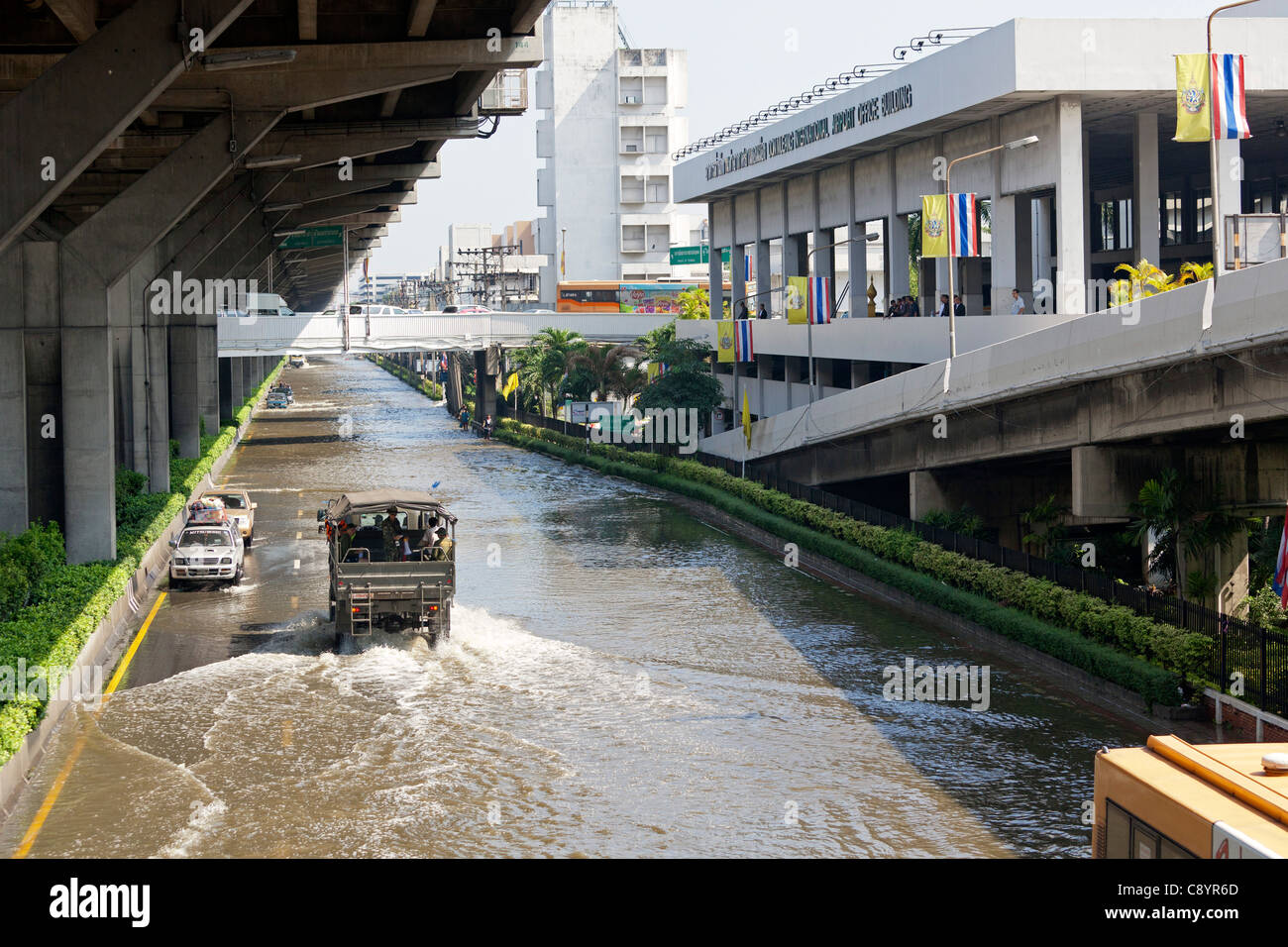 Hochwasser auf der Straße um Don Muang Airport befindet sich in der Nähe von Stadtzentrum Bangkok, Thailand Stockfoto