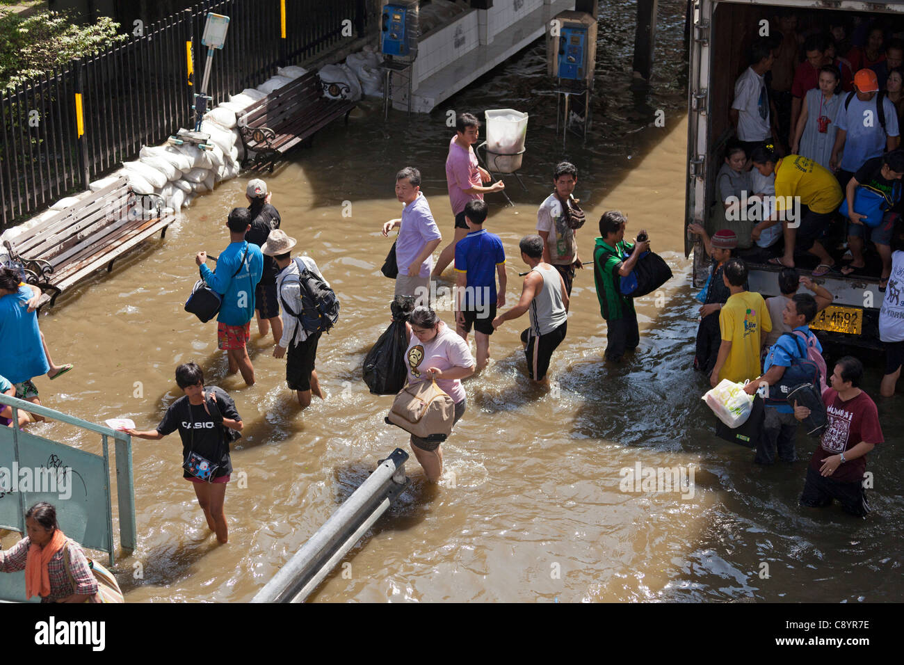 Flüchtlinge, die versuchen zu entkommen, das Hochwasser im Stadtzentrum von Bangkok, Thailand Stockfoto