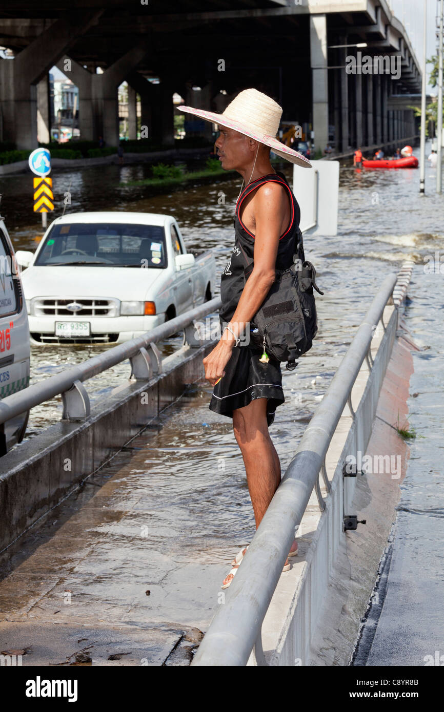 Menschen, die darauf warten, gerettet werden, von dem Hochwasser im Stadtzentrum von Bangkok, Thailand Stockfoto