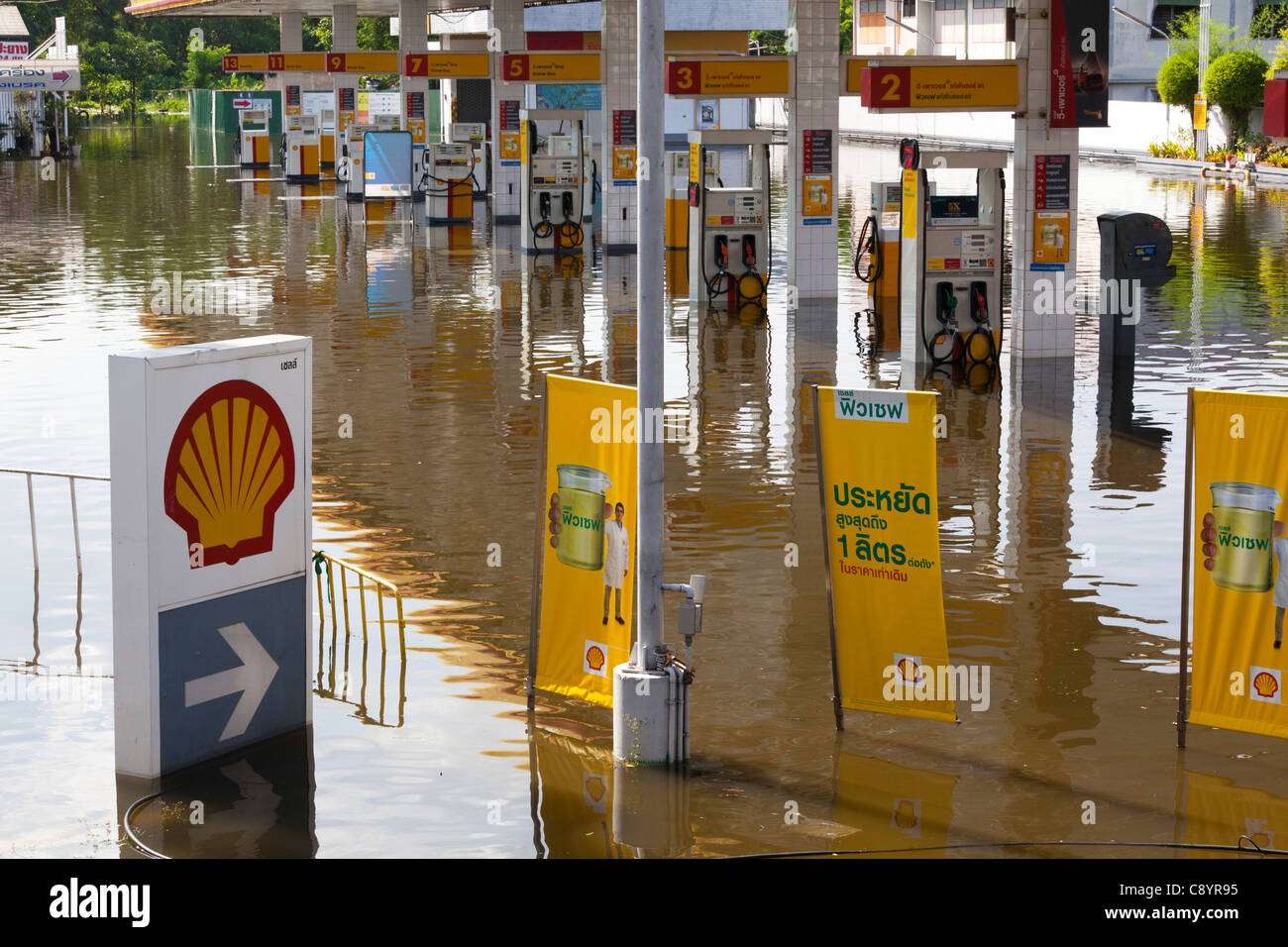 Tankstelle untergetaucht unter Hochwasser im Stadtzentrum von Bangkok, Thailand Stockfoto